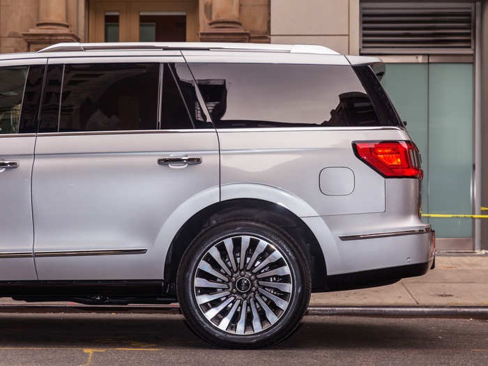 That element extends to the rear and joins the headlight with the tail lights. If you look closely, you can see a very gentle slope to the roofline, ending in a modest spoiler. Compared to the outgoing Navigator, this generation looks more taut and sophisticated.