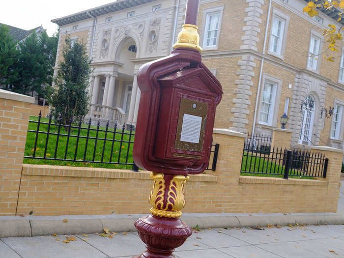 This call box talked about how five US presidents — Warren G. Harding, William Howard Taft, Herbert Hoover, Woodrow Wilson, and Franklin D. Roosevelt — lived in Kalorama between 1916 and 1930.