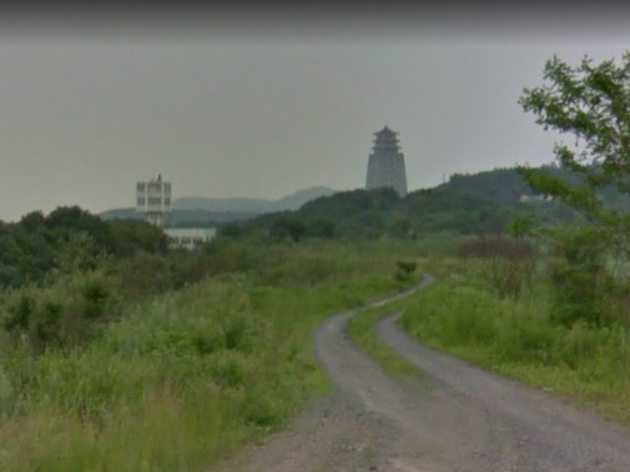 Across the grass, you can see a bit of the Tumen River, which snakes around the northern North Korea and borders China and Russia. This is the closest we can get to North Korea from Russia on Google Maps.