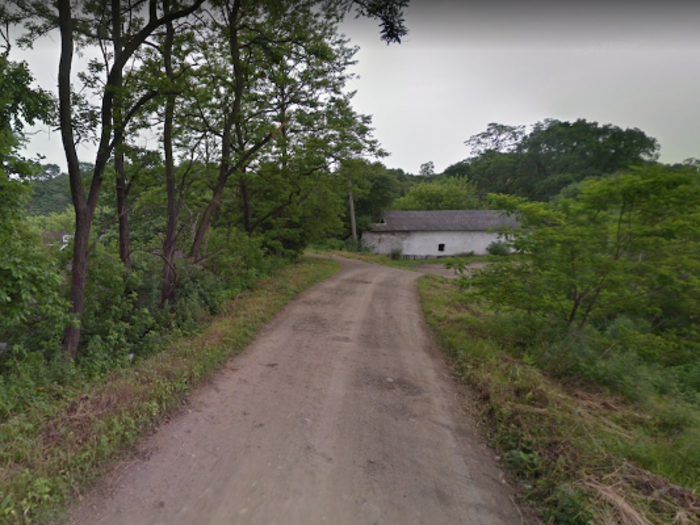 At the end of the lane lies a lone, small house, which appears to pave the way to more greenery. The Street View imagery stops past this point.