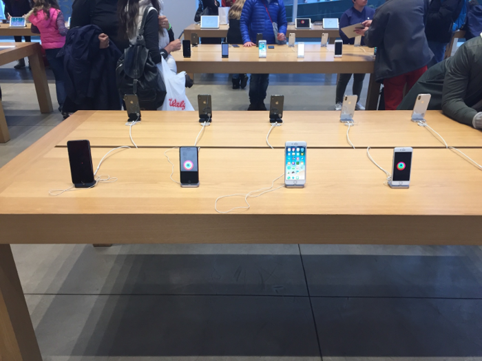 Apple stores encourage customers to interact with products by eliminating distractions.