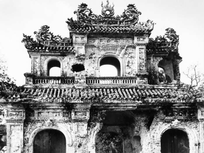 The damage was especially noticeable on the walls and ancient gates, as seen here just a year after the battle.