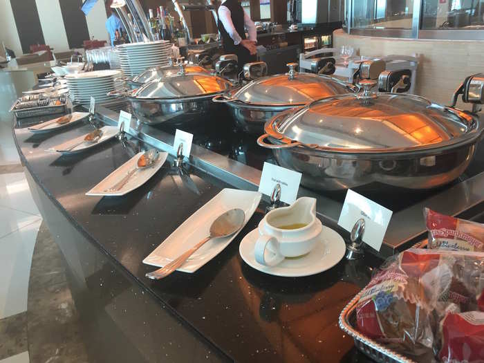 In terms of food and drinks, the lounge is equipped with two buffet-style dining areas.