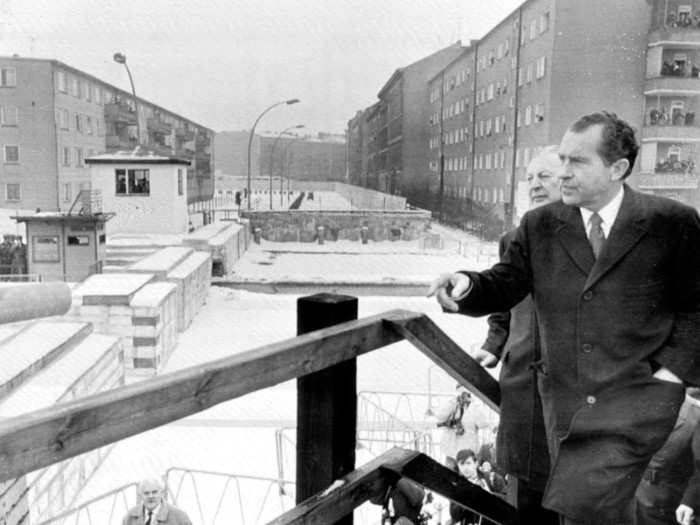 Several US presidents visited the wall, the last of whom was former President Ronald Reagan. Here, Nixon looks over the wall next to near Checkpoint Heinrich-Heine-Strasse.