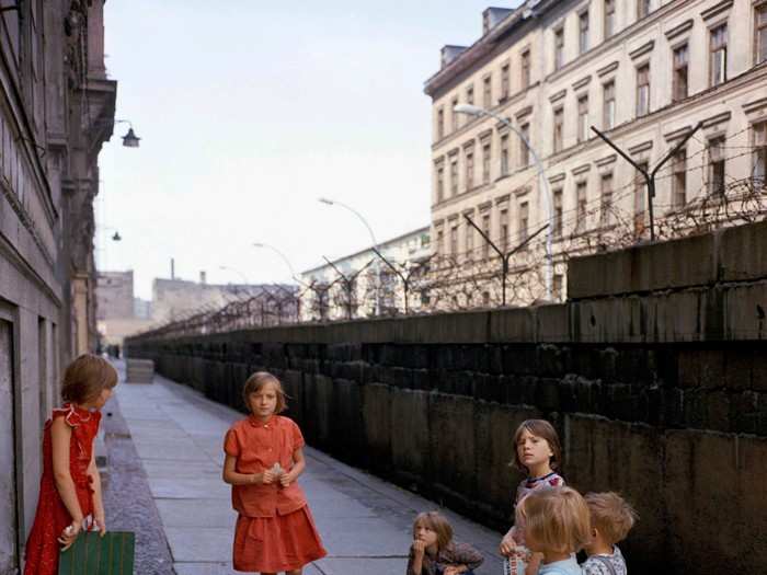 The wall along another part of Heinrich-Heine-Strasse was quite short, only a little taller than the children in this picture from 1968.