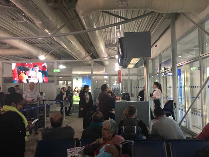 ... Finding ourselves at a boarding gate waiting to get on the plane again. In total, we spent a little more than hour on the ground.