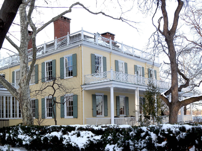 Gracie Mansion, the home of the mayor of New York City since 1942, sits at the end of East End. Baquero estimated that the mansion would sell for around $250 million if it was put on the market today.