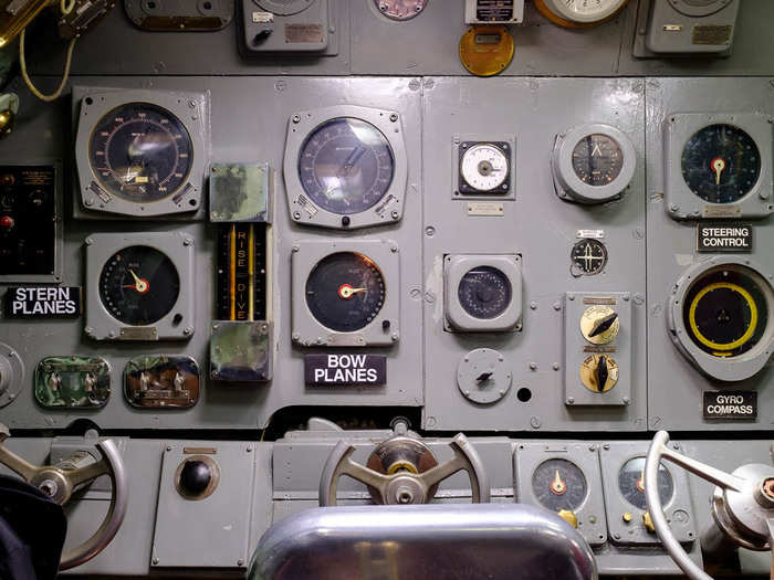 The control room has three steering wheels. The first is ballast tank control, used to flood the tanks or pump air in to raise or lower the sub. The second is to steer left and right, and the third is the angle that the sub ascends or descends at.