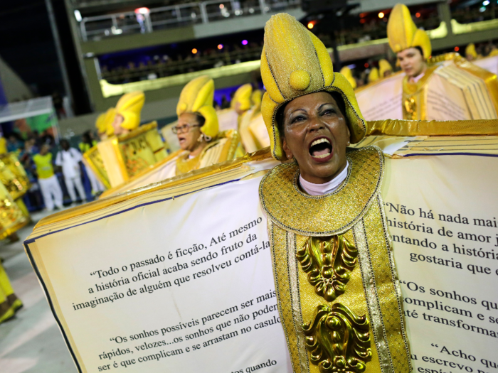 Many schools pay tribute to Brazilian history and art. Below, performers parade in book-like costumes featuring the writings of Miguel Falabella.