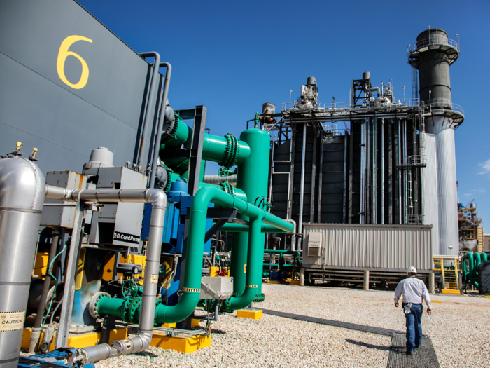 Zero-Carbon Natural Gas: A new engineering approach to natural-gas plants puts carbon dioxide to work.