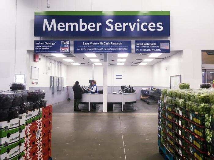 Next to the exit, there was the member services desk. The returns at Sam