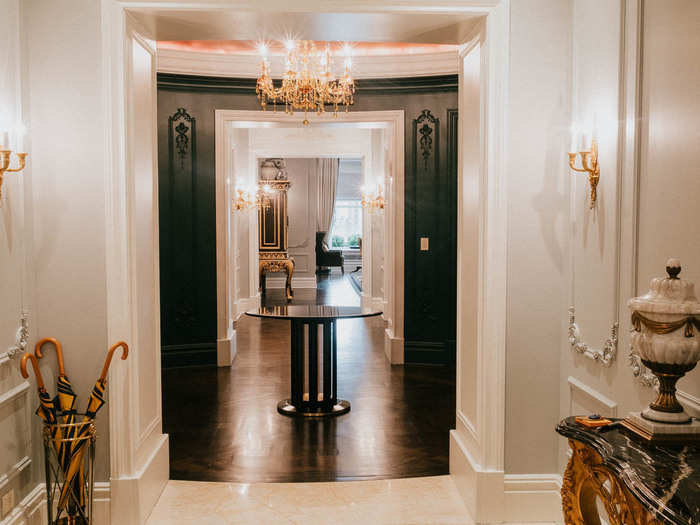 The entrance way alone is elegant. The decorative style of the suite is inspired by the royal court of Louis XV. It certainly evokes Versailles on the inside.