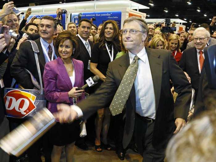 The friends also have some odd pastimes. They participate in the newspaper-tossing challenge at the annual Berkshire Hathaway meeting.