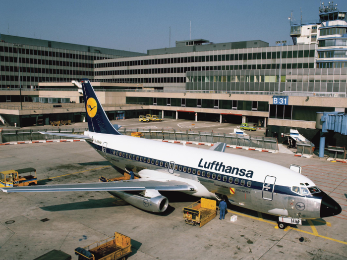 The 737-200 is based on the Dash 100, but with a slightly longer fuselage. The first Dash 200 was delivered to launch customer United Airlines a day after Lufthansa received its first 737-100. The 737-100/200 was powered by Pratt & Whitney