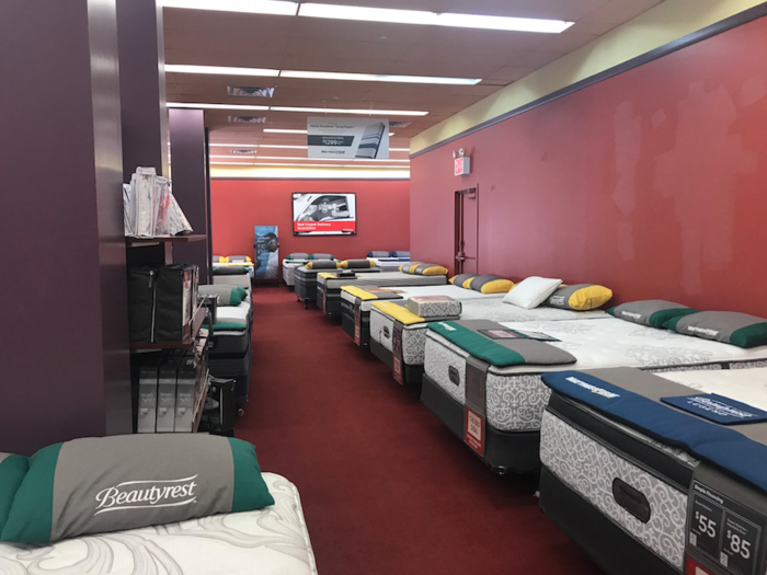 Our visit to the store was in the mid-morning on a Wednesday. Although this was definitely not prime mattress-shopping time, the store was noticeably empty.