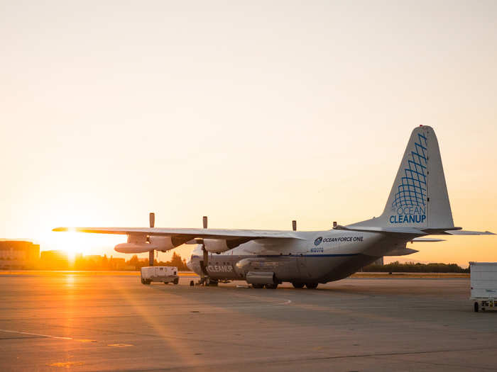 In 2016, the Ocean Cleanup conducted an aerial survey of the region to refine its data and count larger pieces of plastic (greater than 50cm) with a Hercules C-130 aircraft.