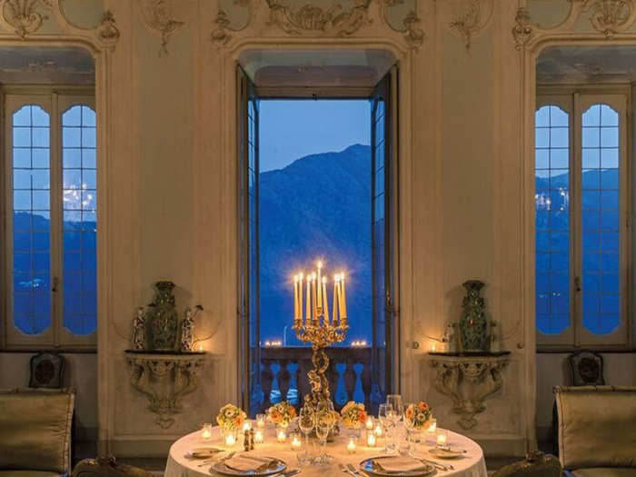 Its dining room offers stunning views.