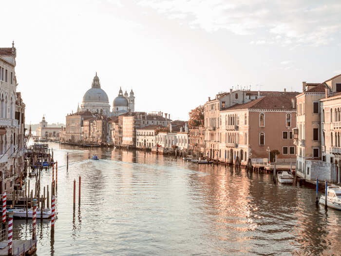 A private chef is also waiting at the end of the Rialto market tour, ready to give a cooking lesson with the fresh ingredients purchased. Travelers sip local wines while dining in an exclusive room that faces the Grand Canal.