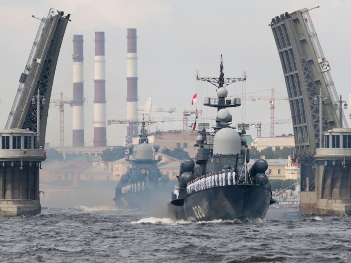 The ships then sail through St. Petersburg