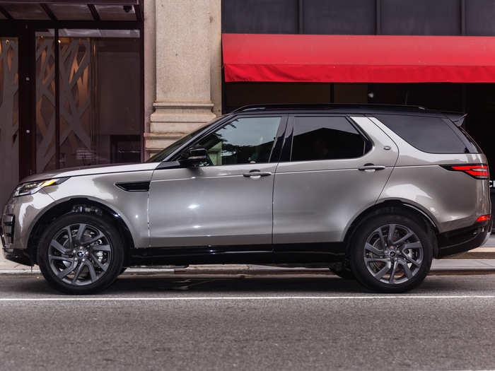 This time around, Land Rover design boss Gerry McGovern added some curves to the boxy look that has defined the Discovery for the past three decades.