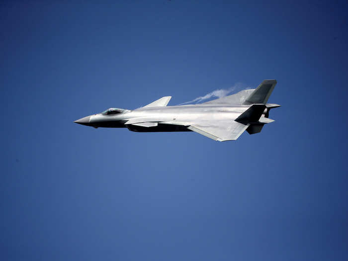 At the same time, it was recently reported that the J-20 might be equipped with metamaterial absorbers that can absorb radars from enemy fighters and missiles.