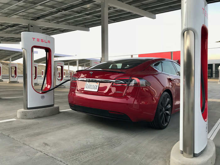 It was late on a Saturday afternoon in early December — that post-Thanksgiving quiet before the next holiday travel crush.We were the only ones there for a few minutes. It took only a second to find the access code for the lounge on Model S