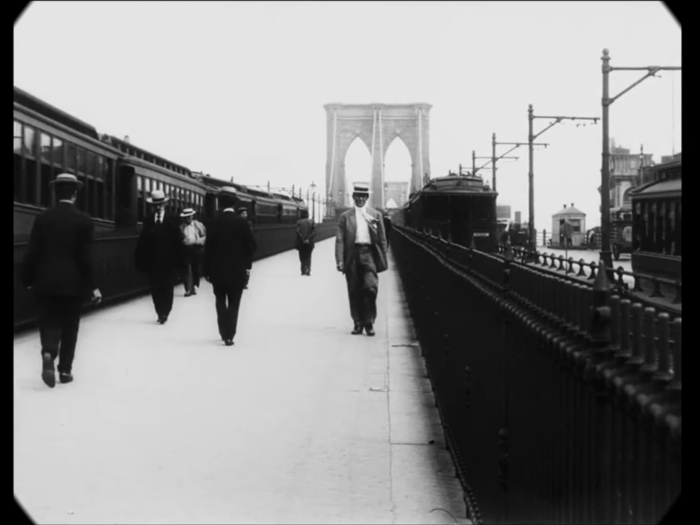 The brand-new Manhattan Bridge, finished in 1909, had ample space for pedestrians and trains.