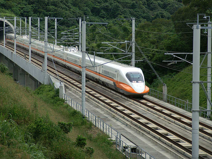 In Taiwan, a series of arches helps hold up the Changhua-Kaohsiung Viaduct