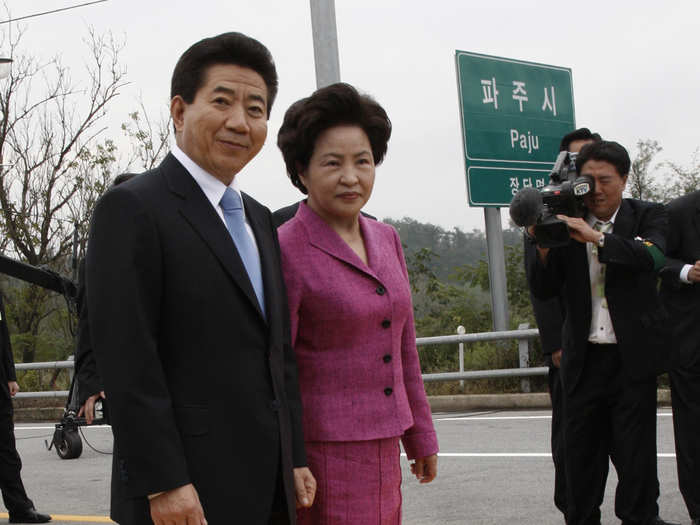 And here Roh Moo-hyun and his wife Kwon Yang-sook cross the border in 2007.
