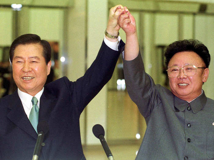 Kim Jong Il and Kim Dae-jung also raised their hands after signing a joint declaration in 2000.