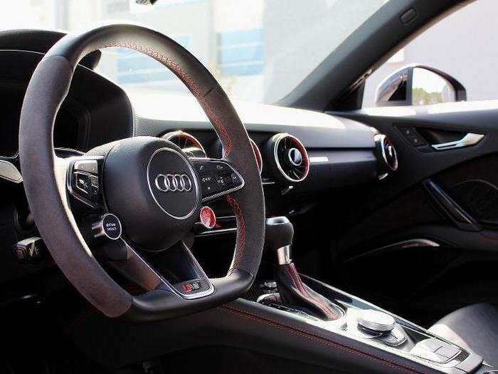 Here we have the standard Audi Sport steering wheel, wrapped in Alcantara and leather. Alcantara is a wonderful, grippy material — and also a bit garish. If your car is so equipped, there