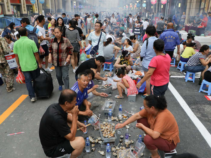 Meanwhile, Dandong is buzzing — as of 2016 it was home to some 1.8 million people. Here are some of them cooking and eating clams, a local delicacy.