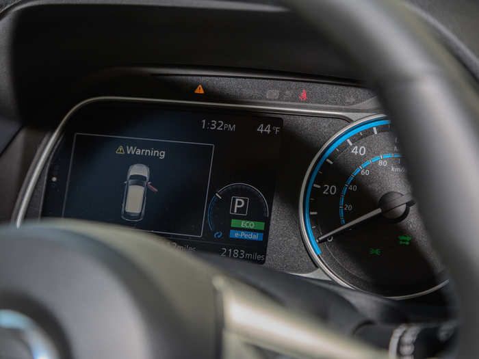 In front of the driver is a beautifully rendered configurable TFT display coupled with a traditional analog gauge.