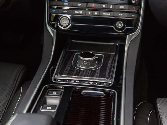 As most Jags, the XF uses a rotary gear shifter.