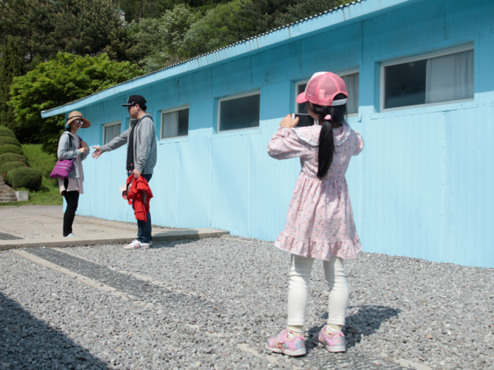 These parents got their daughter to snap a photo of them mimicking Kim and Moon