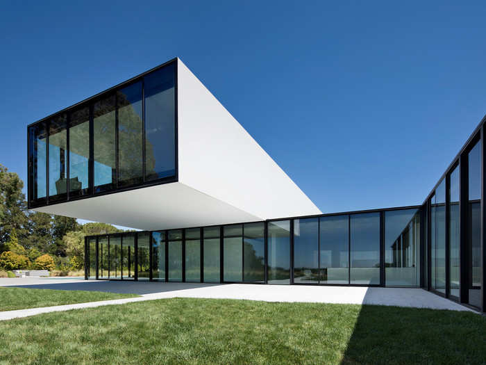 Saitowitz designed the home with two overlapping L-shaped structures that create two 23-foot floating cantilevers.