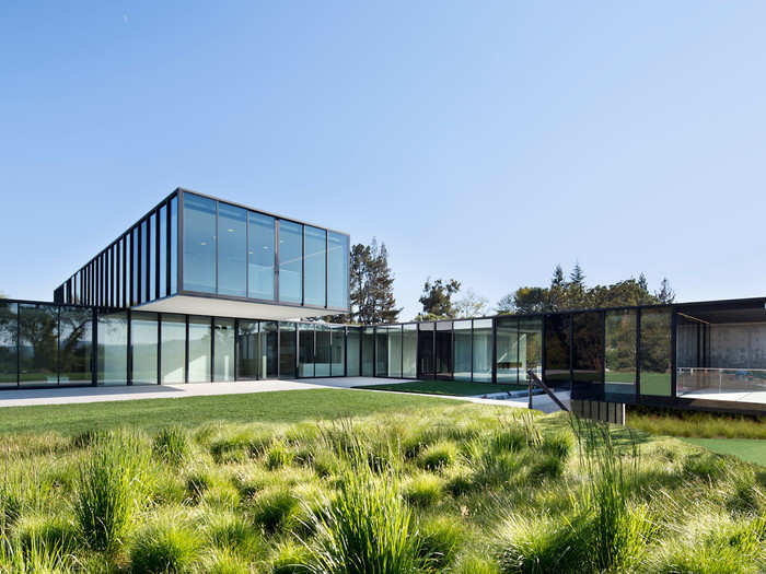 But the sides that face away from the street are made entirely of glass, allowing unobstructed views of the San Francisco Bay.