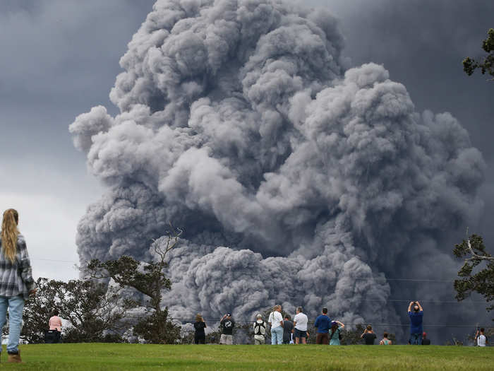 Elsewhere on the grounds, people passed on the fairways in favor of taking in the scope of the eruption.