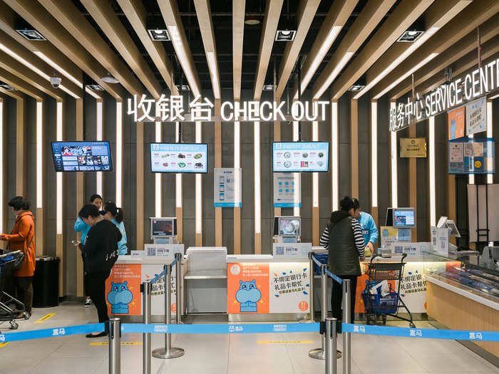 It was time to leave, but not before having a look at checkout. There are no cashiers, but a number of checkout kiosks where you have to pay with Alipay. If you want to pay with cash, you have to go to the service center on the right. Hema and Alibaba really want people to stay in their app.