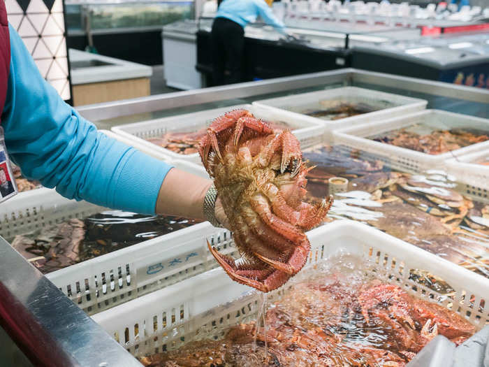 I have no idea what kind of crab this was — maybe a Chinese hairy crab — but it looked tasty. I decided to buy that one too.