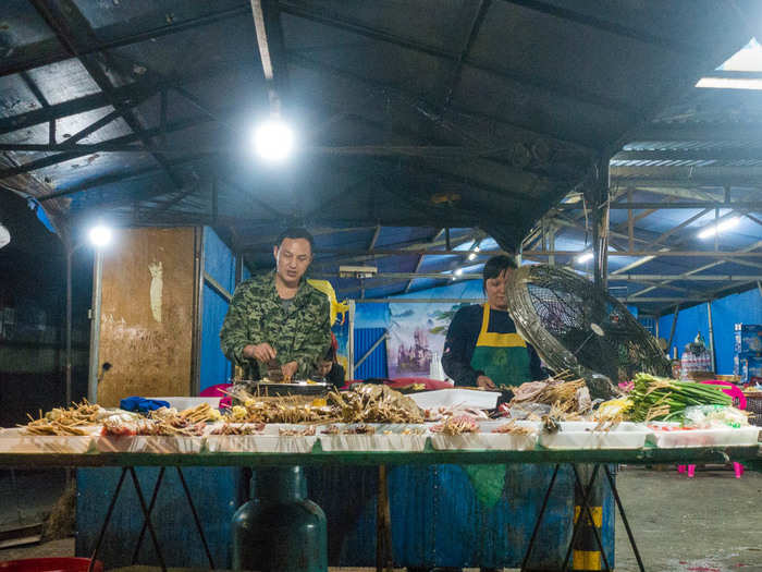 In Wulingyuan, a popular street food is skewered fish, veggies, and meat cooked over a grill. You simply pick which items you want, from squid to mushrooms, and they grill it up.