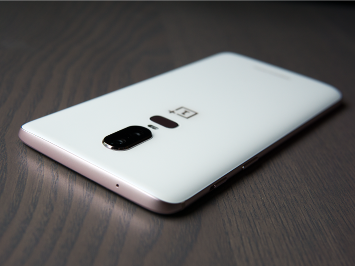 The silk white OnePlus 6 also has matte metal edges in a light rose gold hue that isn