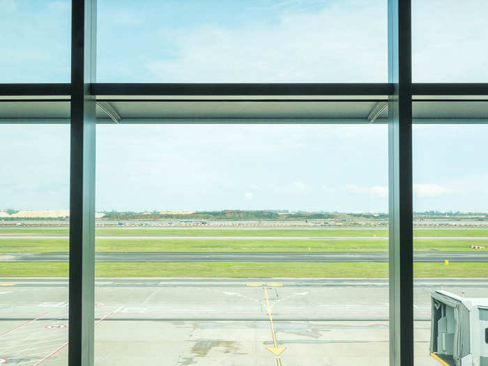 If I had more time, I could sit and watch the planes take off from the waiting area. Until next time, Changi Airport.