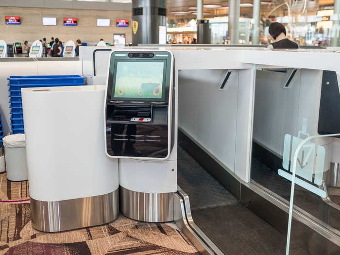 Afterwards, I went to an automated baggage drop. It has a similar kiosk that asks you to scan your passport and boarding pass. It weighs your bag on the spot and scans the baggage tag. The only downside is that it