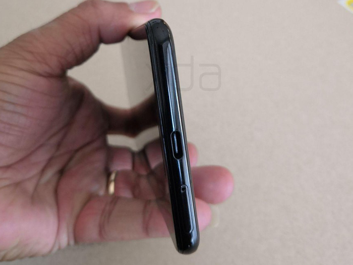 A shot of the bottom of the device suggests that Google will not be re-introducing the headphone jack to the Pixel 3 phones.