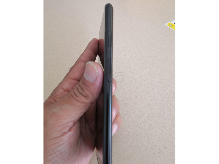 We also got a look at the sides of the supposed Pixel 3 XL.