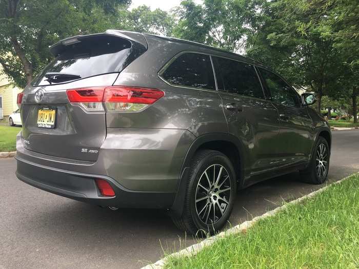 The rear end of the Highlander features an integrated roof spoiler and a traditional lift-up tailgate.