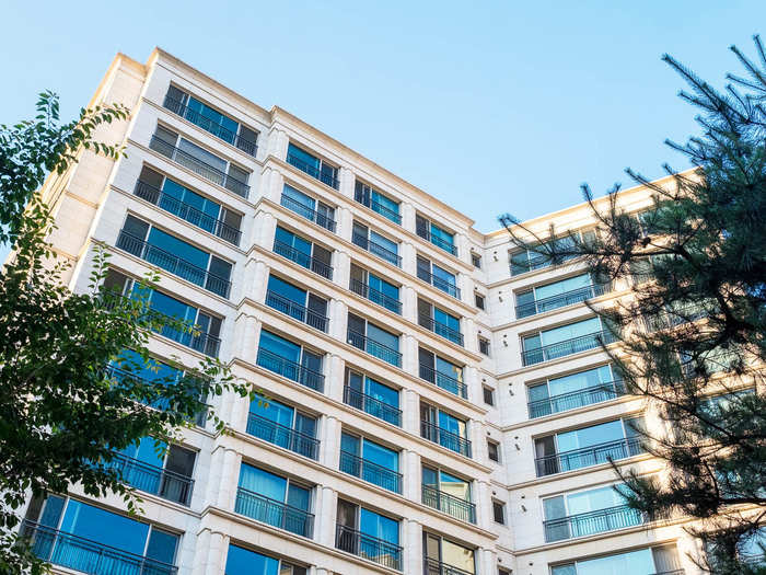 Unlike many of the other complexes that I saw in Apgujeong and Cheongdam, the apartment buildings around Cheongdam Park looked like they had just been built.