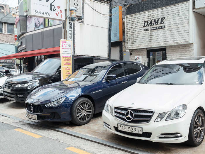 The biggest signal that the neighborhood is ultra-wealthy is the cars. Car brands like Mercedes, Audi, Maserati, Tesla, and Range Rover are tucked into every side street.