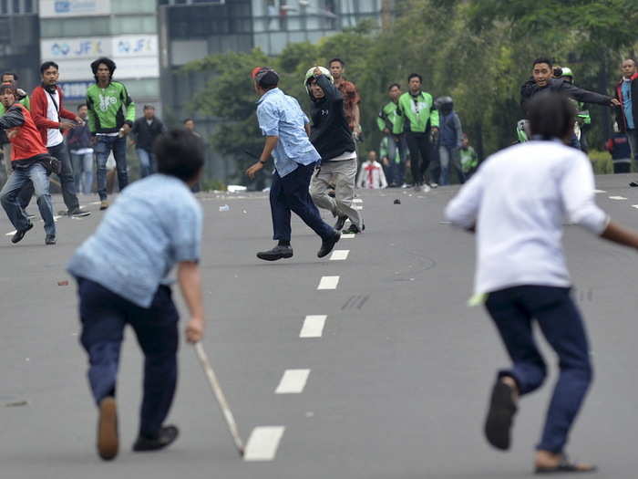 In 2016, violent protests broke out in Jakarta, the capital of Indonesia. Taxi drivers clashed with ride-sharing drivers. In the years since, there have been frequent confrontations, harassment, and threats from taxi drivers.